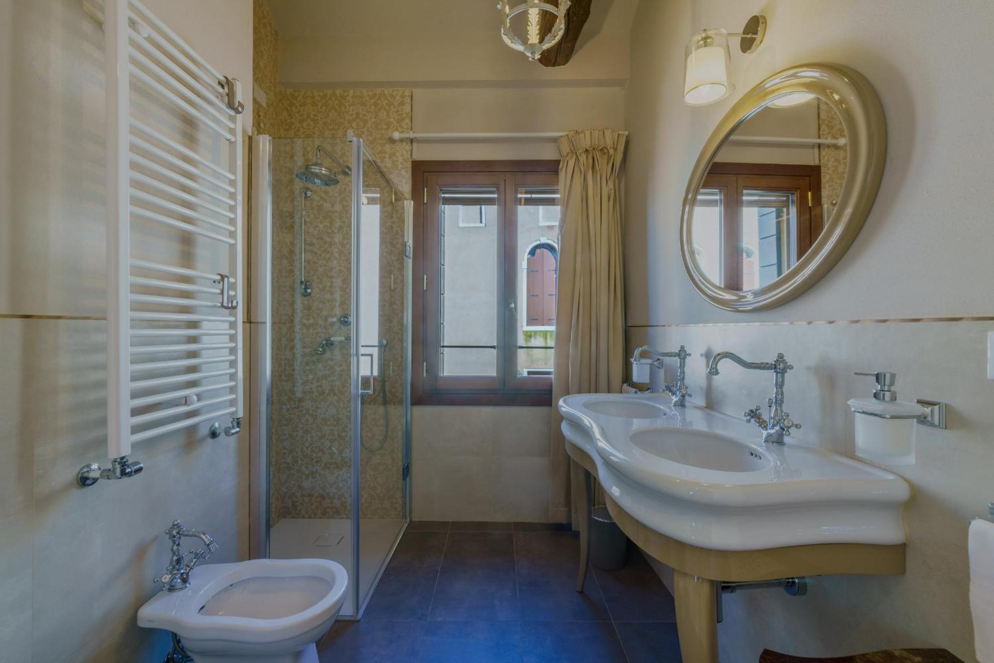 Casa Virginia Direct At The Canal Cannaregio With Own Roof Terrace Venice Exterior photo