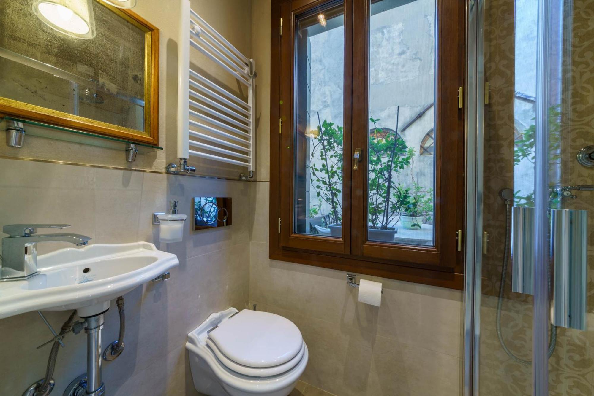 Casa Virginia Direct At The Canal Cannaregio With Own Roof Terrace Venice Exterior photo